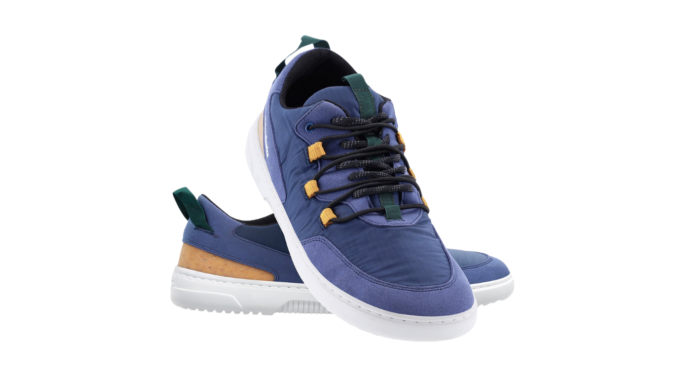 Barfußschuh für Erwachsene mit breiter Zehenbox, geschlossenem Zehenbereich, geschlossener Ferse, Schnürung mit Ösen, flacher flexibler Sohle, schräge Vorderansicht.