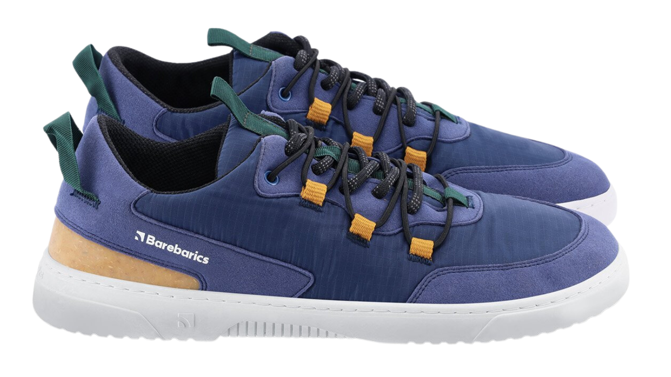 Barfußschuh für Erwachsene als Paar mit breiter Zehenbox, geschlossenem Zehenbereich, geschlossener Ferse, Schnürung mit Ösen, flacher flexibler Sohle, schräge Vorderansicht.