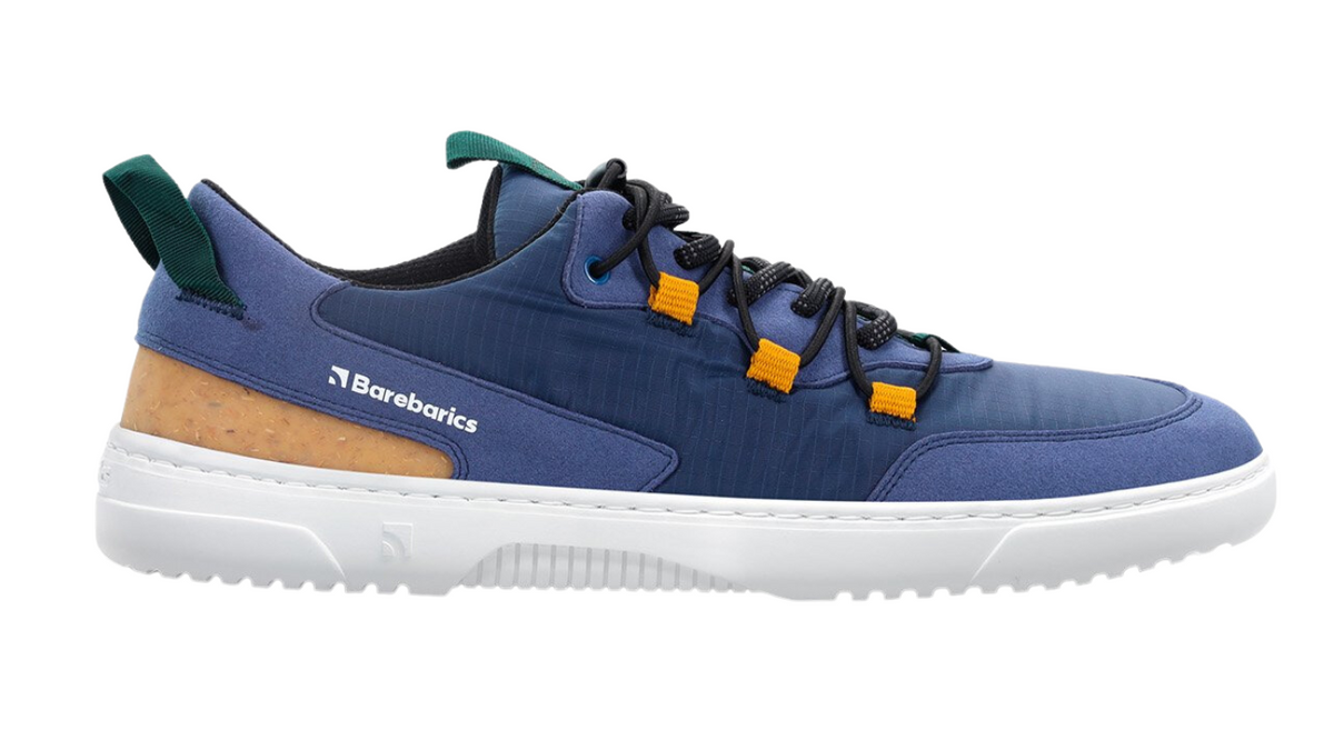 Barfußschuh für Erwachsene mit breiter Zehenbox, geschlossenem Zehenbereich, geschlossener Ferse, Schnürung mit Ösen, flacher flexibler Sohle, Seitenansicht außen.