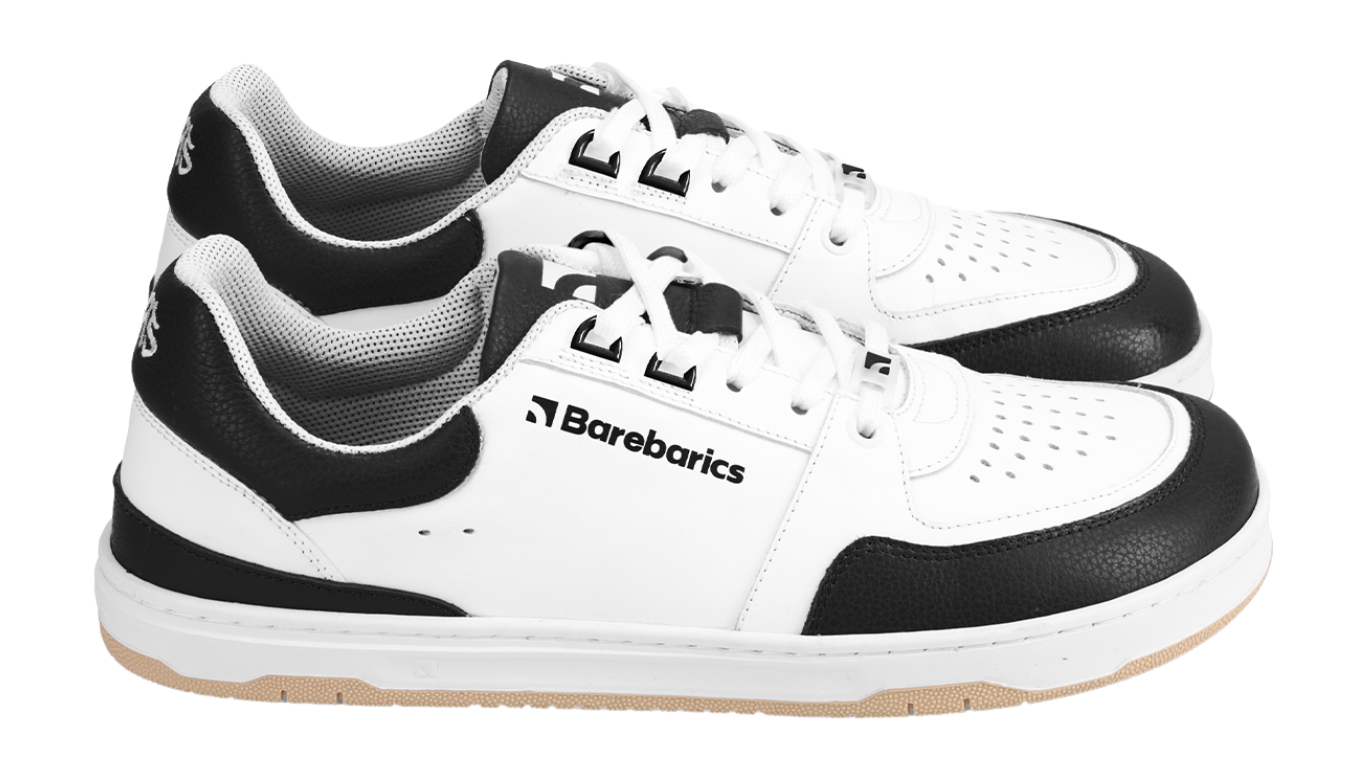 Barfußschuh für Erwachsene als Paar mit breiter Zehenbox, geschlossenem Zehenbereich, geschlossener Ferse, Schnürung, flacher flexibler Sohle, Seitenansicht außen.