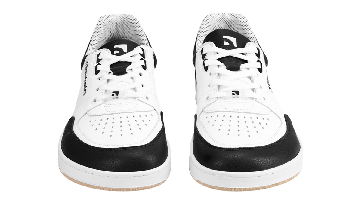 Barfußschuh für Erwachsene als Paar mit breiter Zehenbox, geschlossenem Zehenbereich, geschlossener Ferse, Schnürung, flacher flexibler Sohle, Vorderansicht.