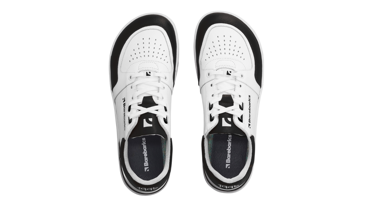 Barfußschuh für Erwachsene als Paar mit breiter Zehenbox, geschlossenem Zehenbereich, geschlossener Ferse, Schnürung, flacher flexibler Sohle, Draufsicht.