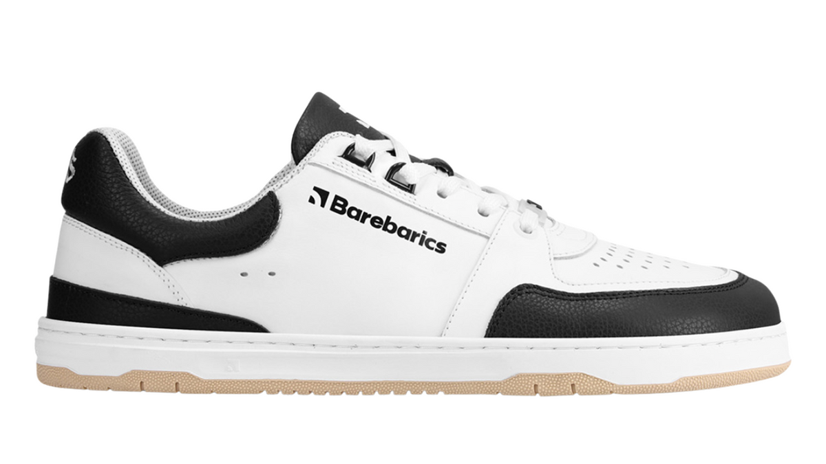 Barfußschuh für Erwachsene mit breiter Zehenbox, geschlossenem Zehenbereich, geschlossener Ferse, Schnürung, flacher flexibler Sohle, Seitenansicht außen.
