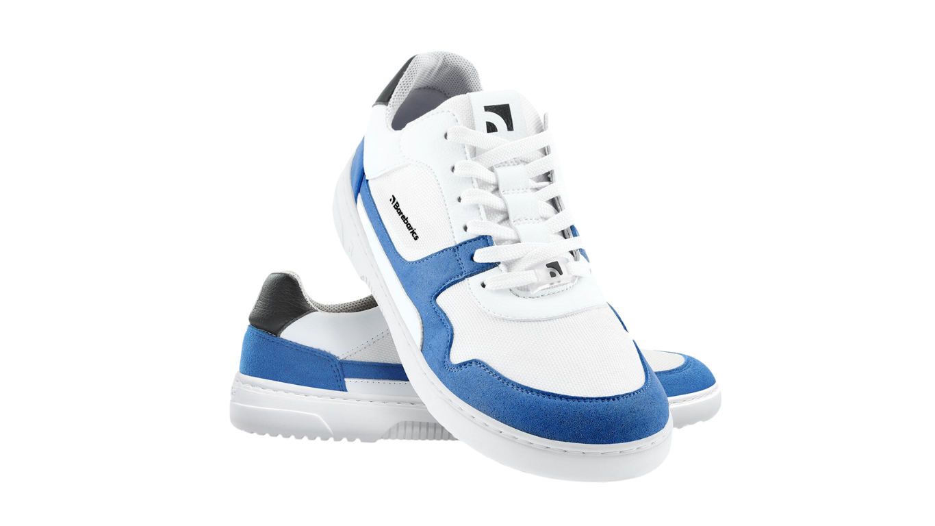 Barfußschuh für Erwachsene als Paar mit breiter Zehenbox, geschlossenem Zehenbereich, geschlossener Ferse, Schnürung, flacher flexibler Sohle, schräge Vorderansicht.