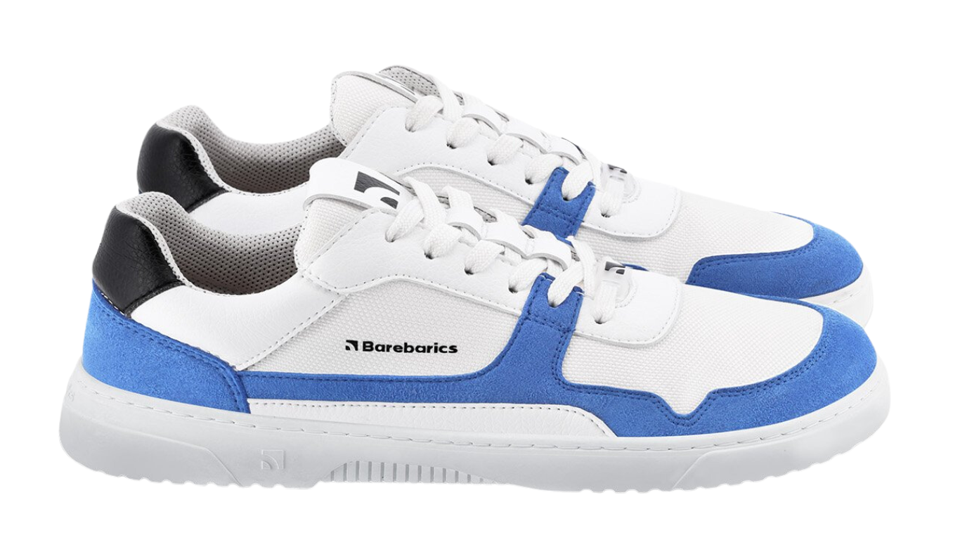 Barfußschuh für Erwachsene als Paar mit breiter Zehenbox, geschlossenem Zehenbereich, geschlossener Ferse, Schnürung, flacher flexibler Sohle, Seitenansicht außen.