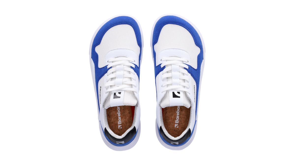 Barfußschuh für Erwachsene als Paar mit breiter Zehenbox, geschlossenem Zehenbereich, geschlossener Ferse, Schnürung, flacher flexibler Sohle, Draufsicht.