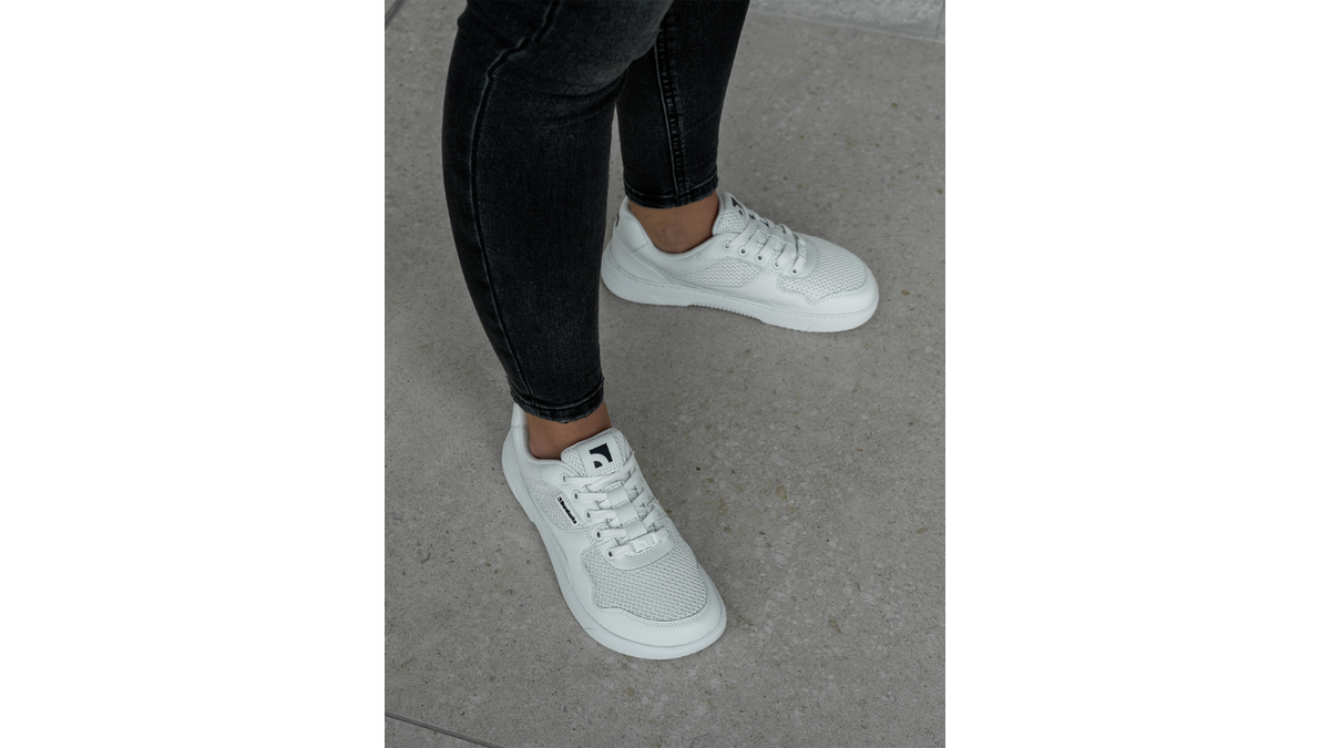 Barebarics Zing Fresh All White von oben und schräg getragen, weißer Sneaker mit Schnürung, atmungsaktivem Mesh und breiter Zehenbox.
