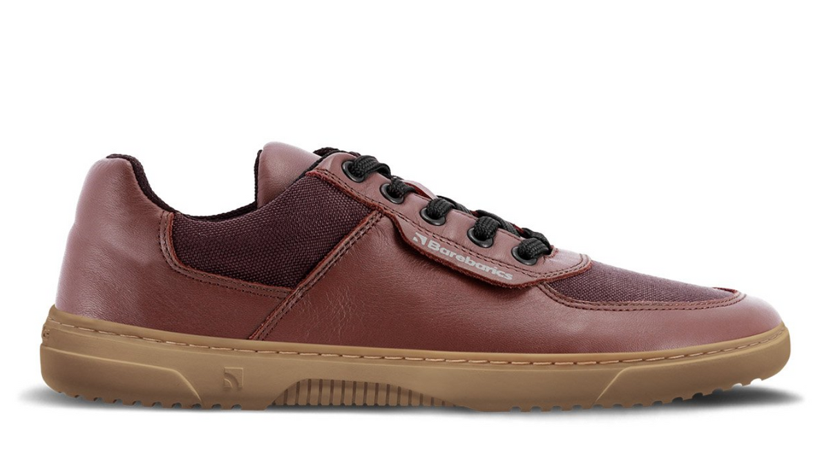 Barfußschuh für Erwachsene mit breiter Zehenbox, geschlossenem Zehenbereich, geschlossener Ferse, Schnürung, flacher flexibler Sohle, Seitenansicht außen.