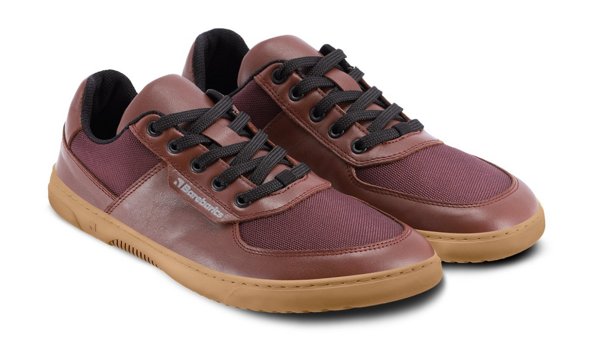 Barfußschuh für Erwachsene als Paar mit breiter Zehenbox, geschlossenem Zehenbereich, geschlossener Ferse, Schnürung, flacher flexibler Sohle, Seitenansicht außen.