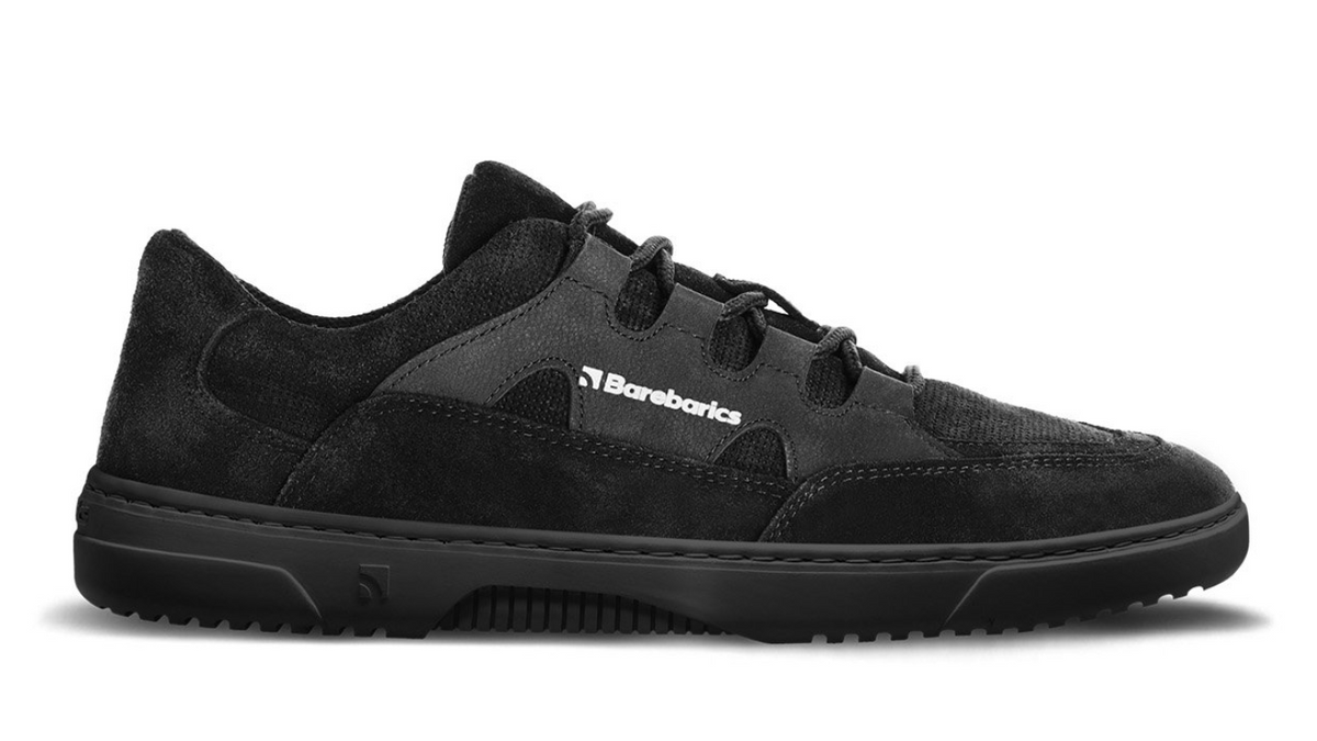 Barfußschuh für Erwachsene mit breiter Zehenbox, geschlossenem Zehenbereich, geschlossener Ferse, Schnürung, profilierte flexible Sohle, Seitenansicht außen.