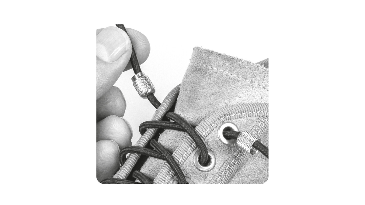 Schnellschnürsystem für Schuhe mit elastischem Band und Stopper, Anwendung am Schuh, Detailansicht