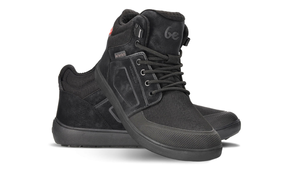 Barfußwinterschuh, schräge Vorderansicht. Paaransicht, knöchelhoher Schnürschuh mit geschlossener Ferse.
