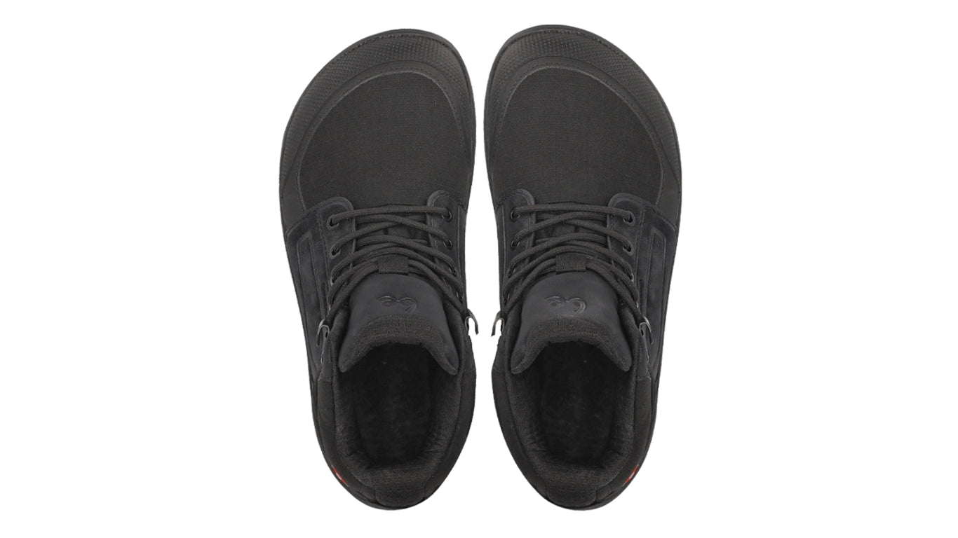 Barfußwinterschuh, Draufsicht. Paaransicht, geschlossener Zehenbereich und Schnürung sichtbar.