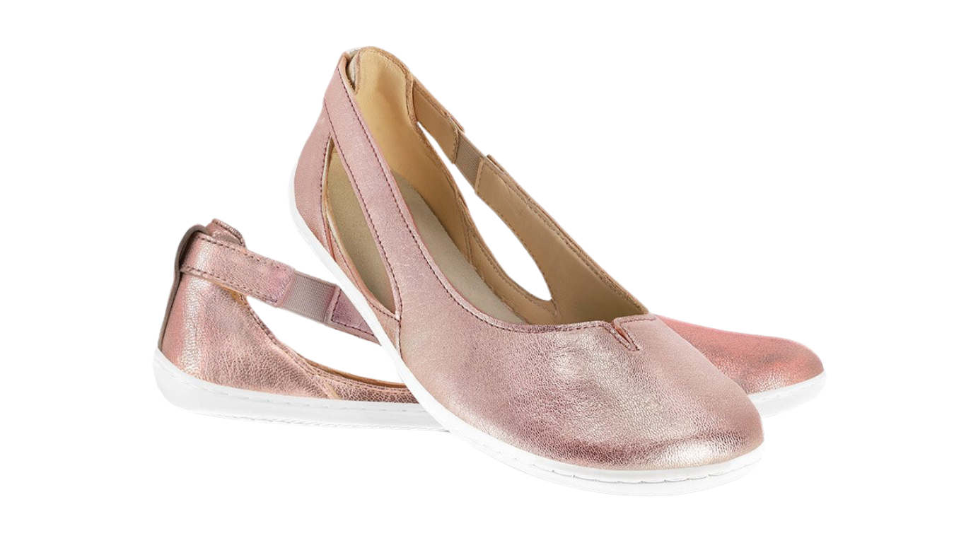 Damen-Ballerina als Paar mit breiter Zehenbox, geschlossenem Zehenbereich, geschlossener Ferse, Schlupfform ohne Verschluss, flacher flexibler Sohle, schräge Vorderansicht.