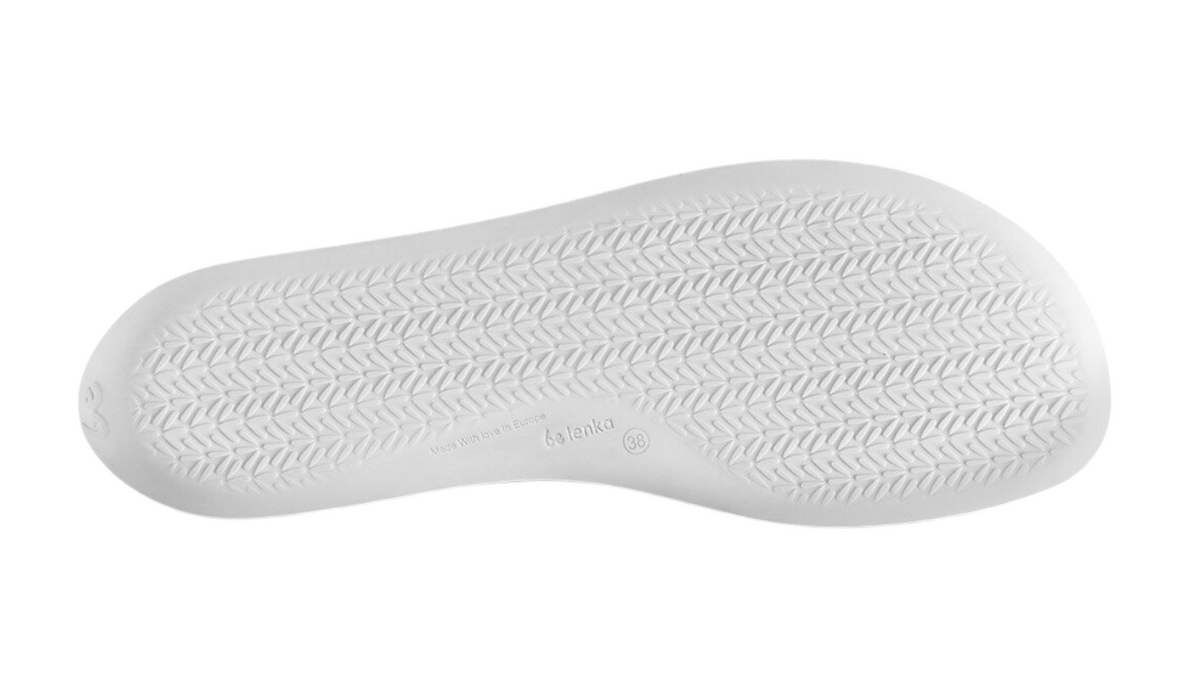 Damen-Ballerina mit flacher, flexibler Sohle und strukturiertem Profil, Ansicht von unten.