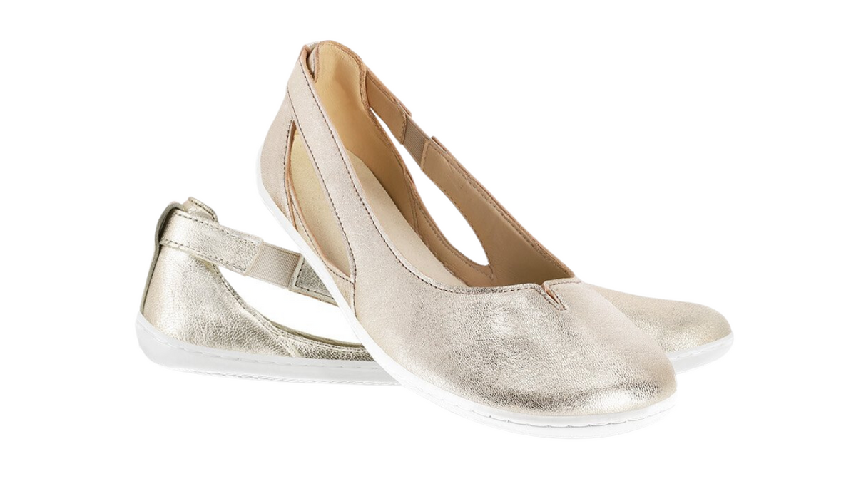 Barfußballerina für Erwachsene als Paar mit seitlicher Öffnung und geschlossenen Zehen, schräge Vorderansicht.