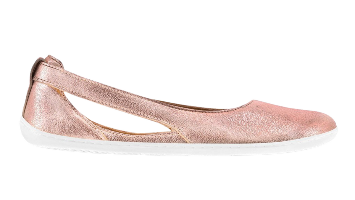 Damen-Ballerina mit breiter Zehenbox, geschlossenem Zehenbereich, geschlossener Ferse, Schlupfform ohne Verschluss, flacher flexibler Sohle, Seitenansicht außen.
