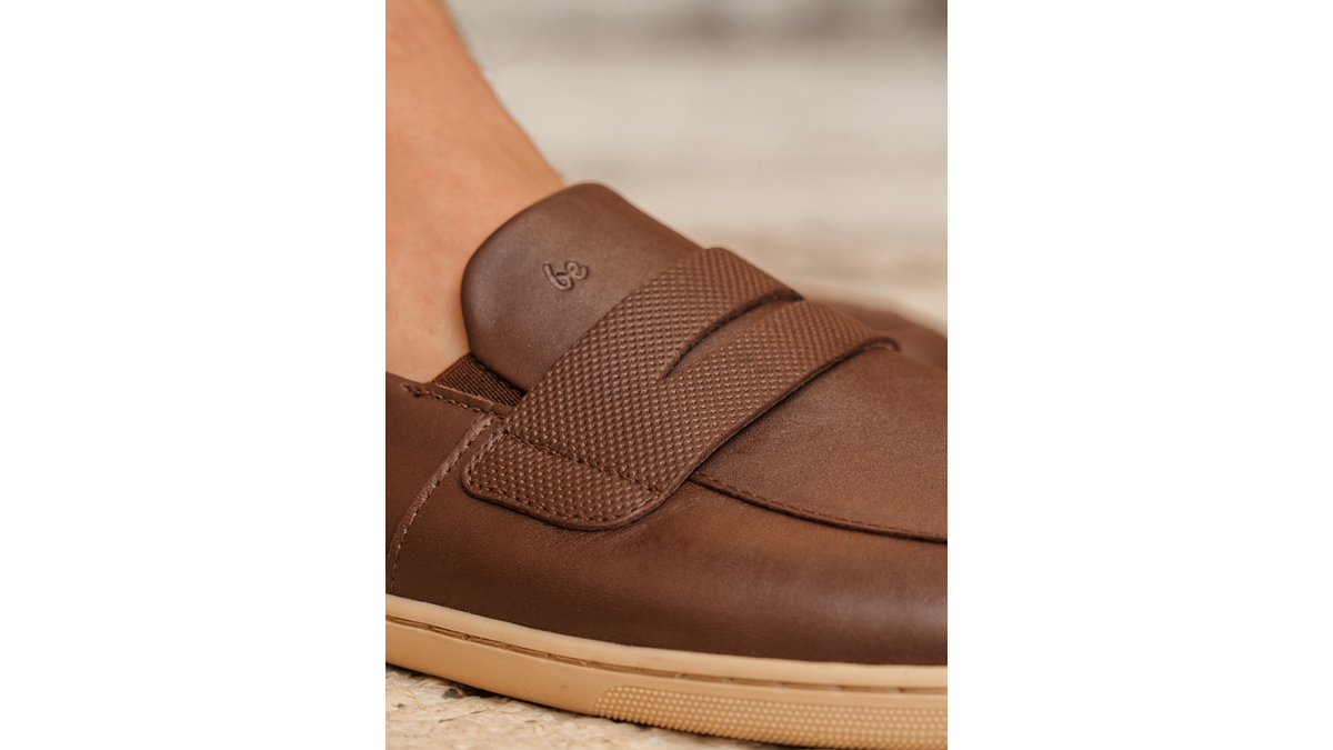 Barfußloafer, Detailansicht. Getragener Schuh am Fuß, Seitenansicht außen.