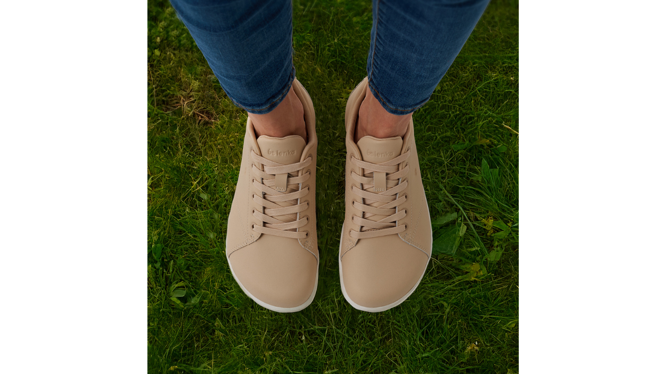 Barfußsneaker, Detailansicht. Getragene Schuhe am Fuß, Draufsicht auf Schnürung und Zehenbereich.