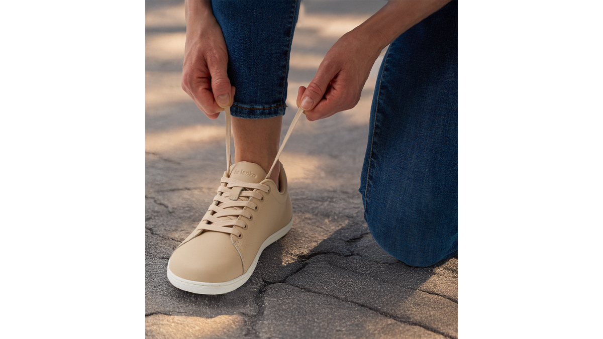 Barfußsneaker, Detailansicht. Getragener Schuh beim Schnüren, Draufsicht auf Schnürung und Zehenbox.