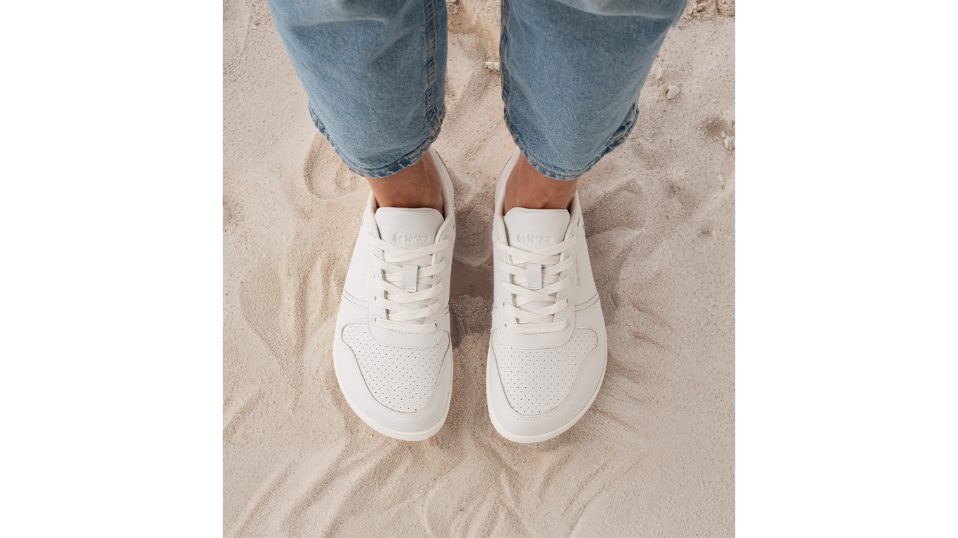 Barfußsneaker, Draufsicht. Getragene Schuhe am Fuß, Paaransicht mit geschlossener Zehen- und Fersenpartie.