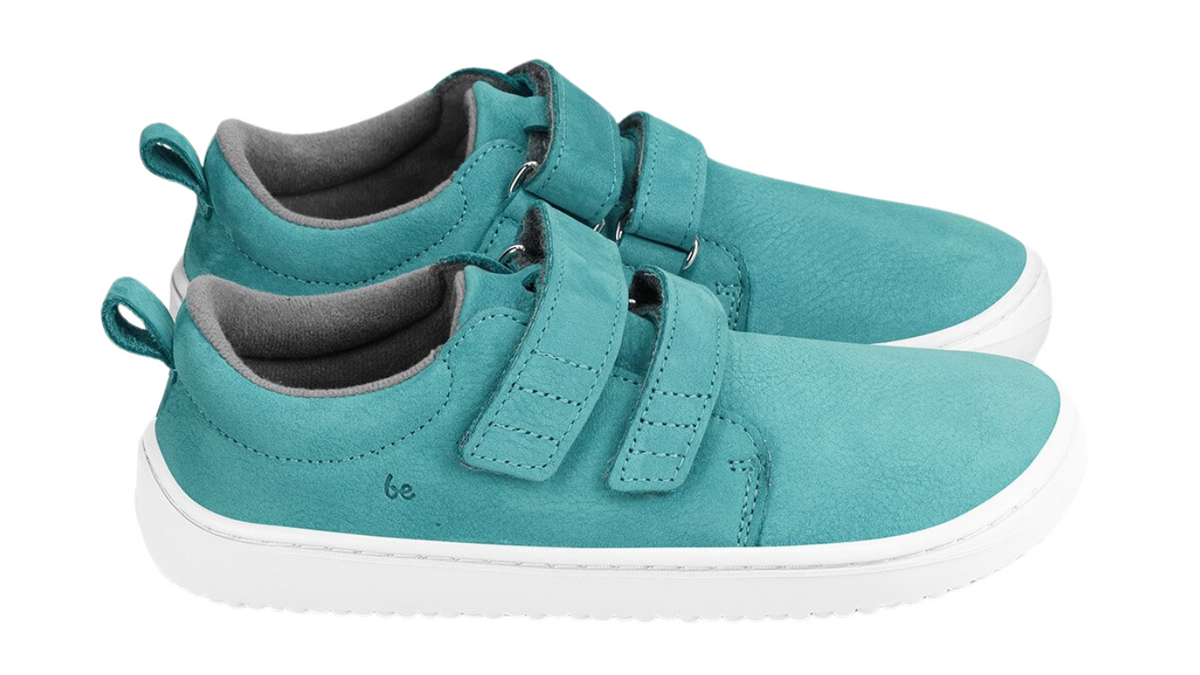 Barfußschuh für Kinder als Paar mit breiter Zehenbox und zwei Klettverschlüssen, schräge Vorderansicht.