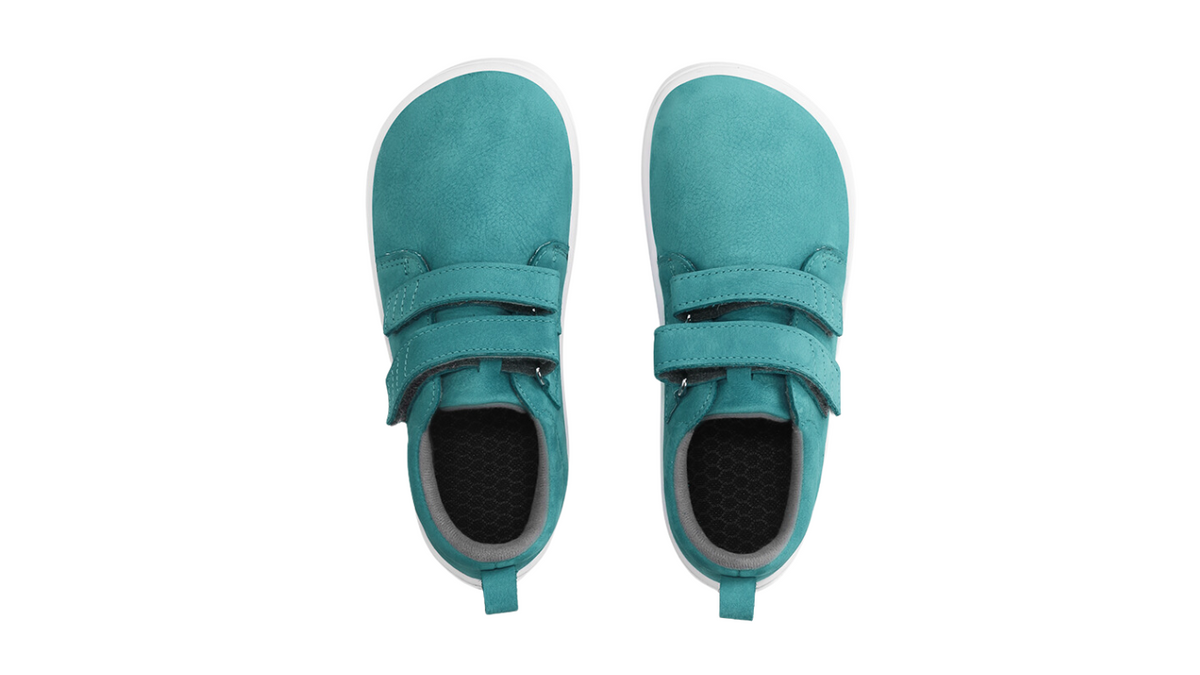 Barfußschuh für Kinder als Paar mit breiter Zehenbox und zwei Klettverschlüssen, Draufsicht.