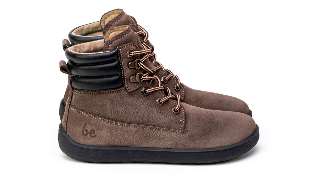 Barfußschuh für Erwachsene als Paar, knöchelhoch, breite Zehenbox, Schnürung, geschlossene Zehen, geschlossener Fersenbereich, schräge Vorderansicht
