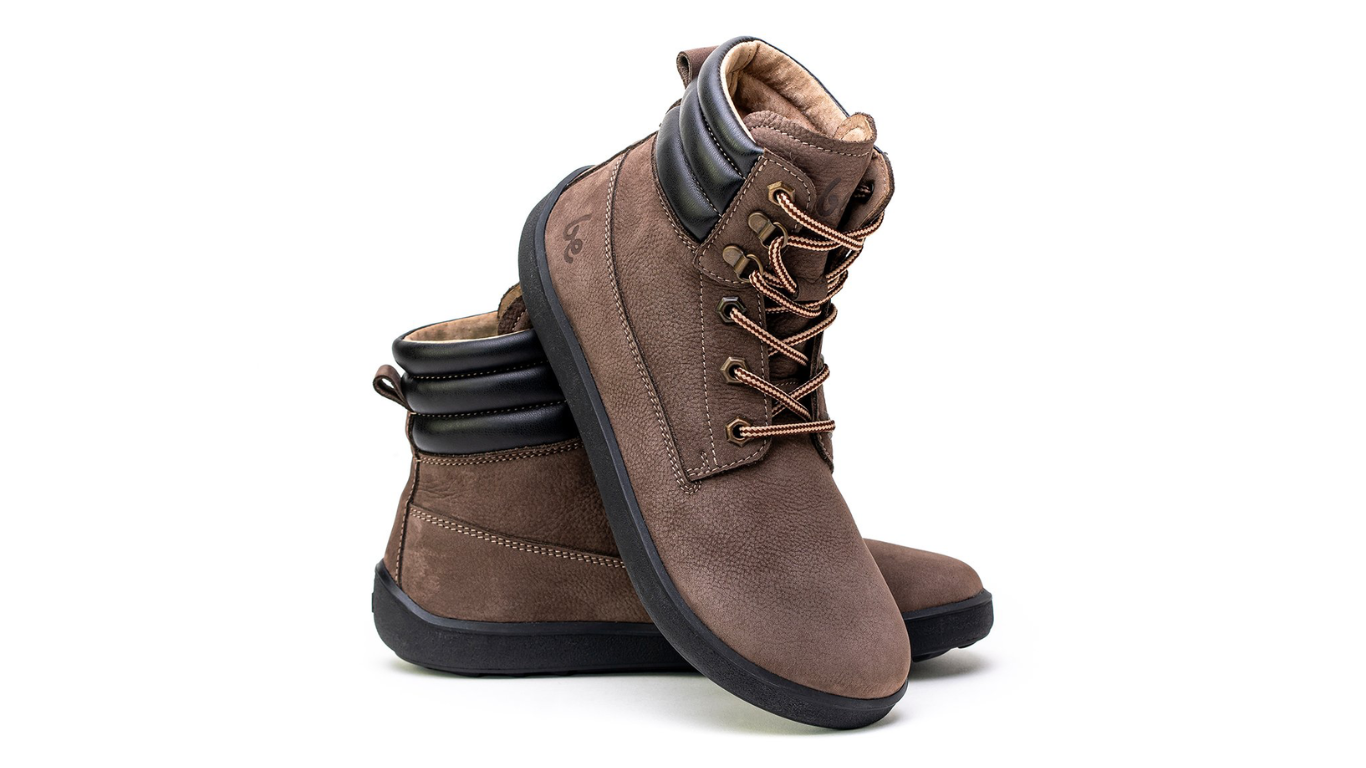 Barfußschuh für Erwachsene als Paar, knöchelhoch, breite Zehenbox, Schnürung, geschlossene Zehen, geschlossener Fersenbereich, schräge Vorderansicht