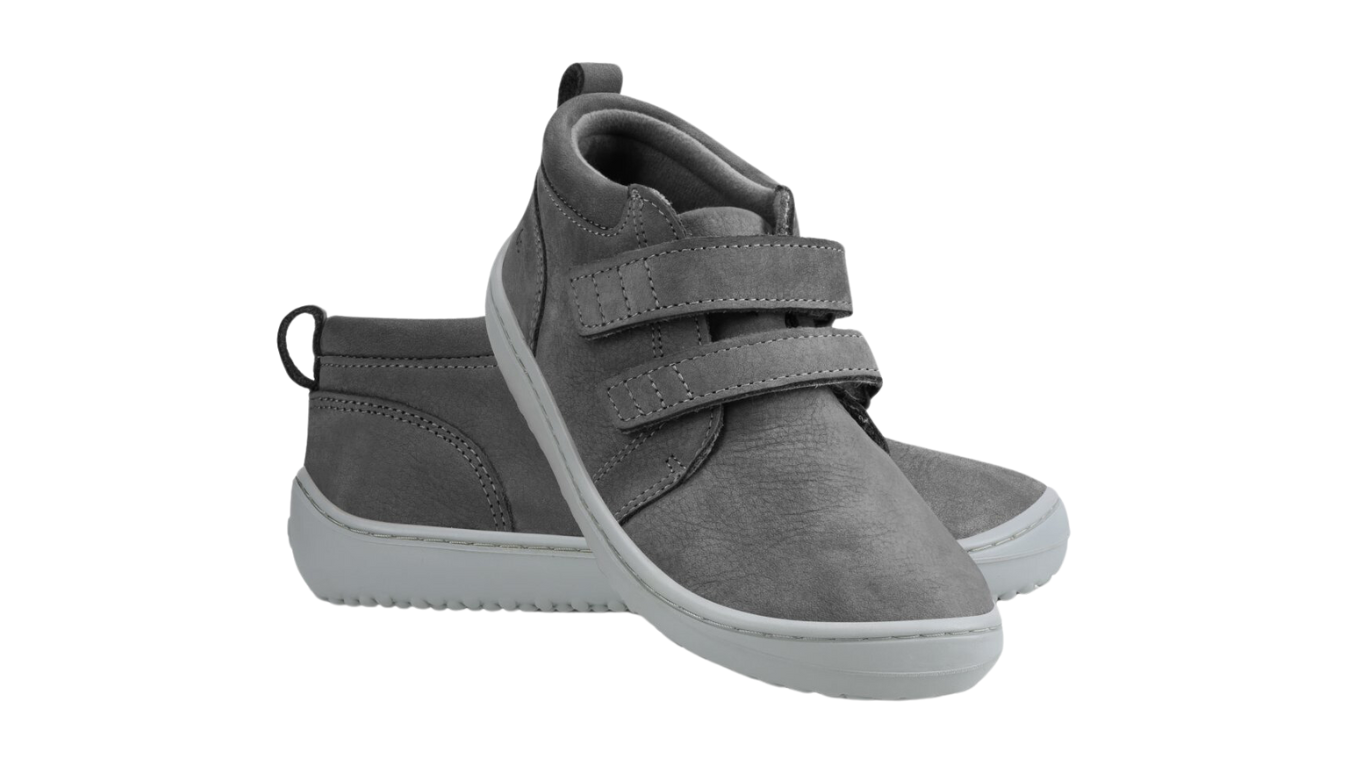 Barfußschuh für Kinder als Paar mit breiter Zehenbox und zwei Klettverschlüssen, schräge Vorderansicht.