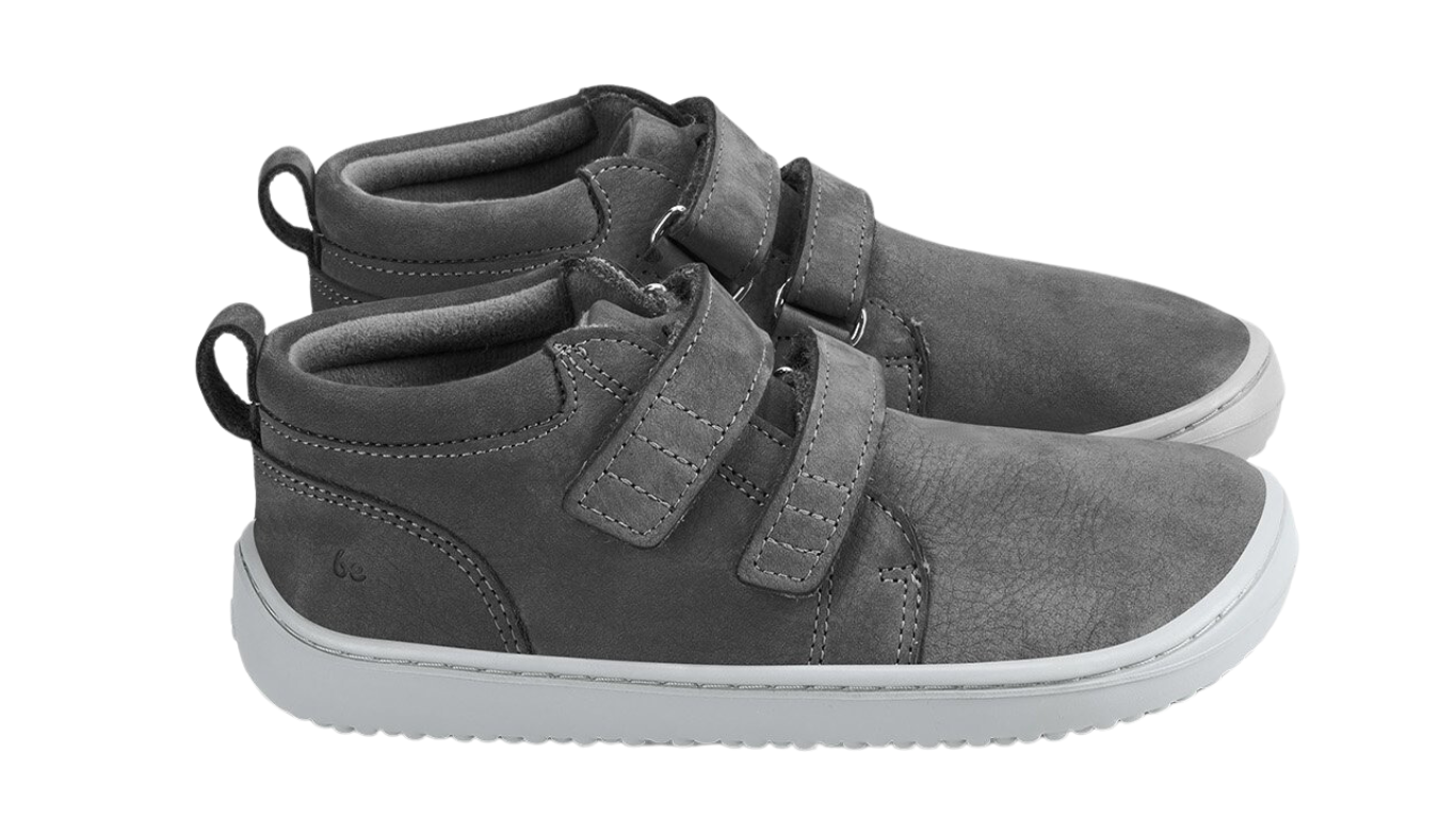 Barfußschuh für Kinder als Paar mit breiter Zehenbox und zwei Klettverschlüssen, schräge Vorderansicht.