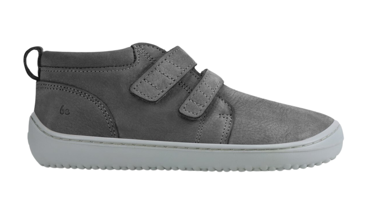 Barfußschuh für Kinder mit breiter Zehenbox, zwei Klettverschlüssen und flexibler Sohle, Seitenansicht außen.