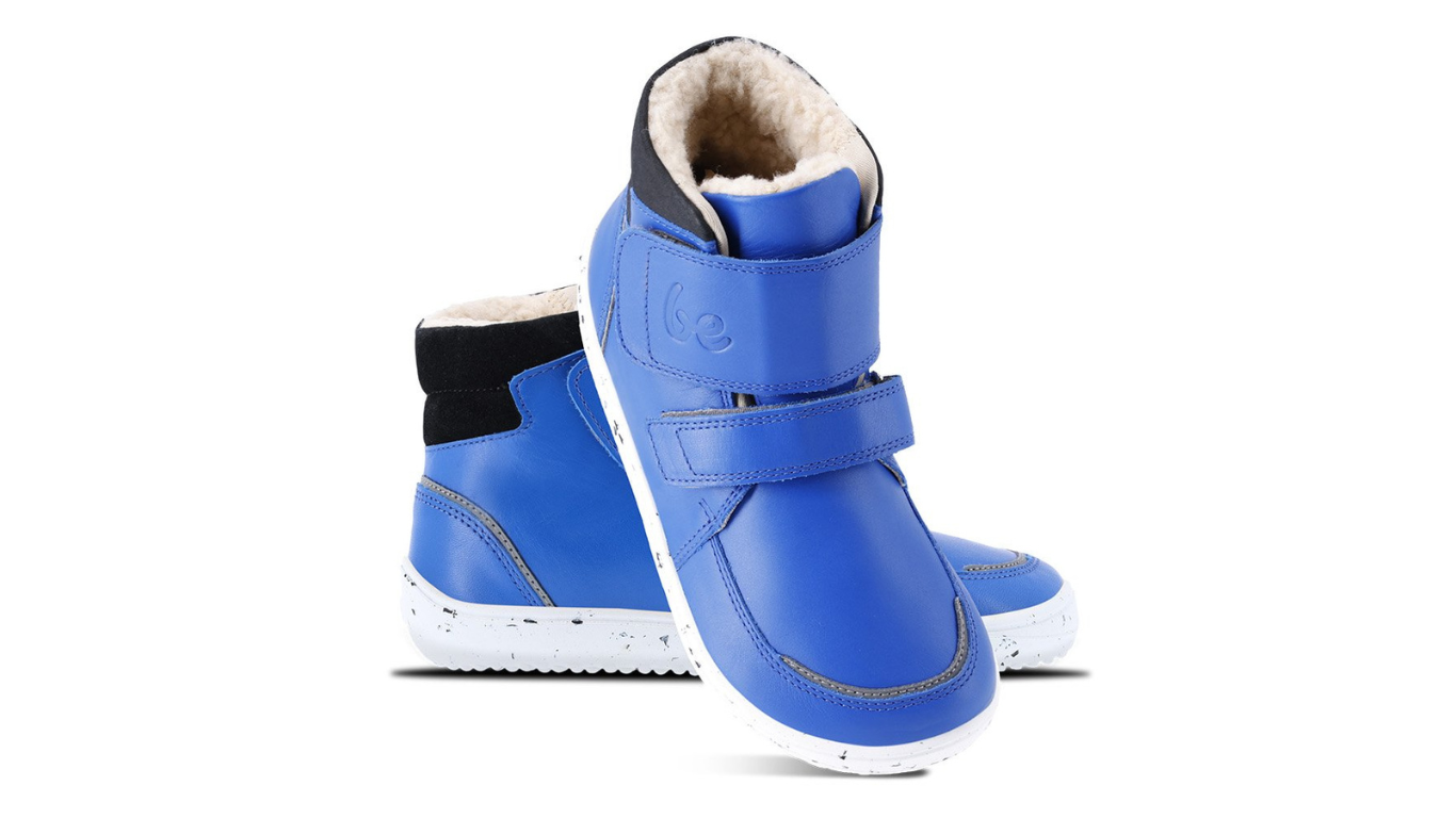 Barfußwinterstiefel für Kinder als Paar mit Klettverschluss, knöchelhohem Schaft und geschlossener Ferse, schräge Vorderansicht.