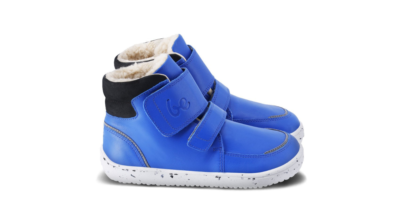 Barfußwinterstiefel für Kinder mit breiter Zehenbox, Klettverschluss und knöchelhohem Schaft, Seitenansicht außen.