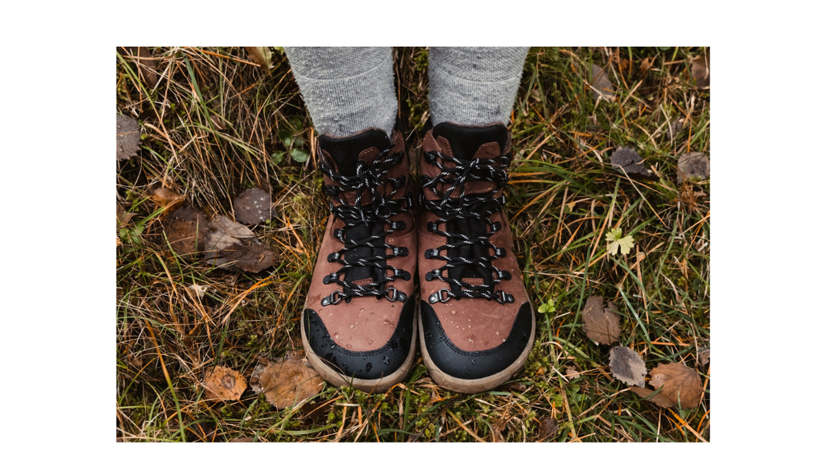 Barfußwinterstiefel für Erwachsene am Fuß getragen, knöchelhoch, Schnürung, geschlossene Zehen, geschlossener Fersenbereich, Draufsicht