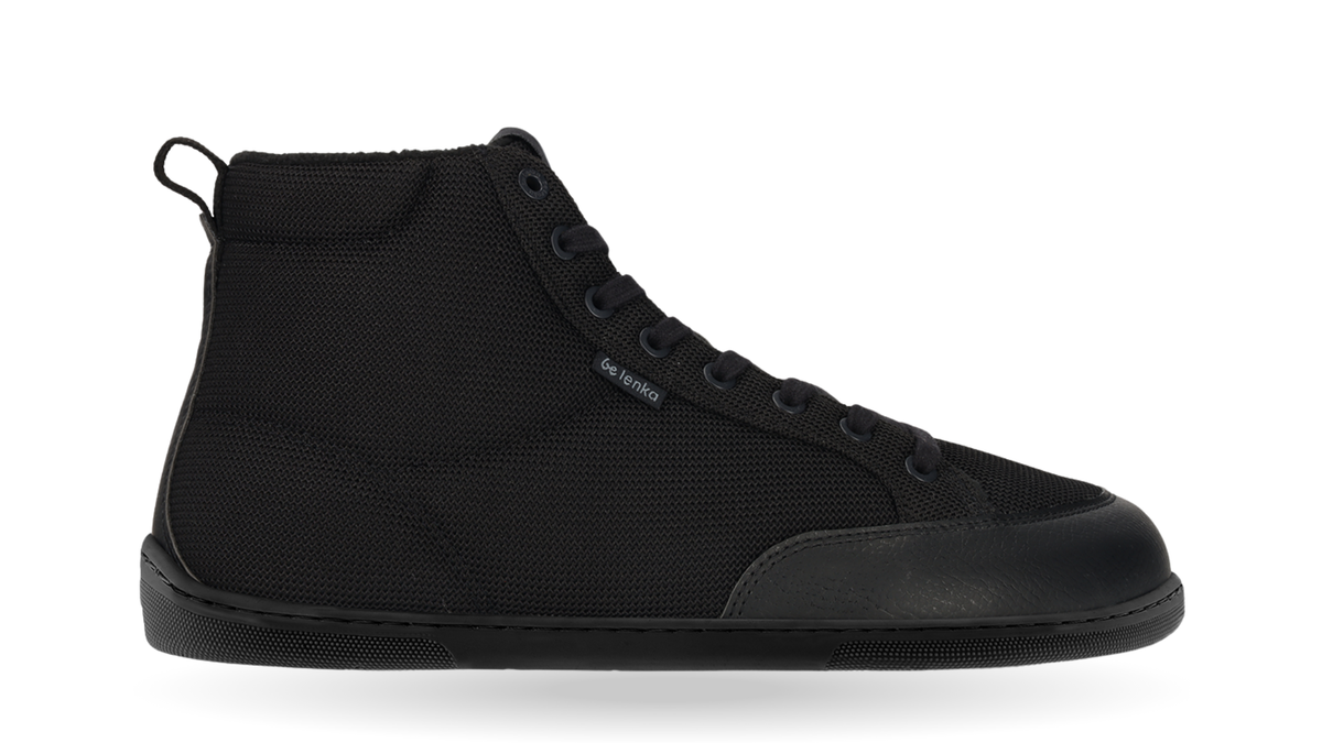 Barfußschuh mit Schnürung, breite Zehenbox, flexible Sohle, geschlossener Fersenbereich, mittelhoher Schaft, Seitenansicht außen