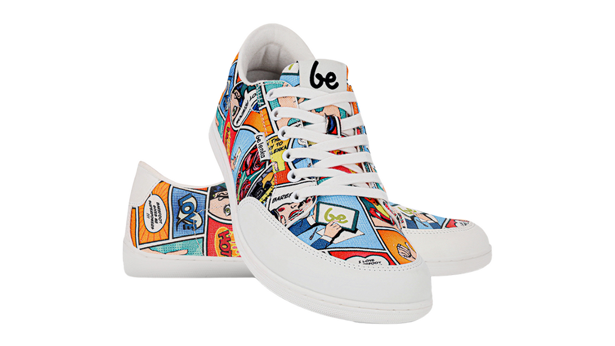 Barfußsneaker, schräge Vorderansicht. Paaransicht mit Schnürung, breiter Zehenbox und flacher Sohle.