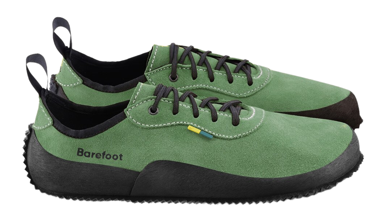 Barfußschuh für Erwachsene als Paar mit Schnürung und geschlossenen Zehen, schräge Vorderansicht.