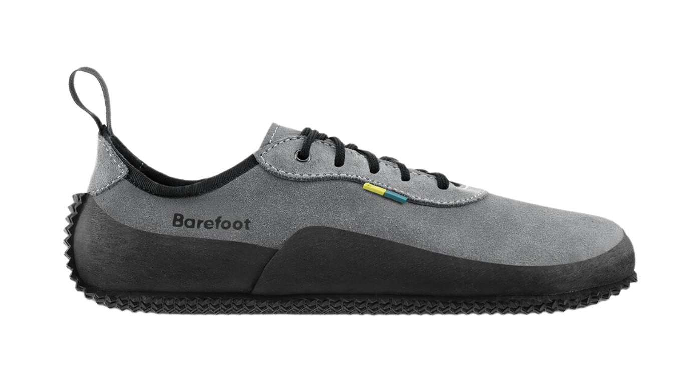 Barfußschuh für Erwachsene mit breiter Zehenbox, Schnürung und flexibler Sohle, Seitenansicht außen.