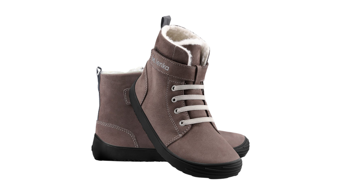 Barfußwinterstiefel für Kinder als Paar mit breiter Zehenbox, Schnürung, knöchelhohem Schaft, geschlossener Zehenbox und geschlossener Ferse, schräge Vorderansicht.