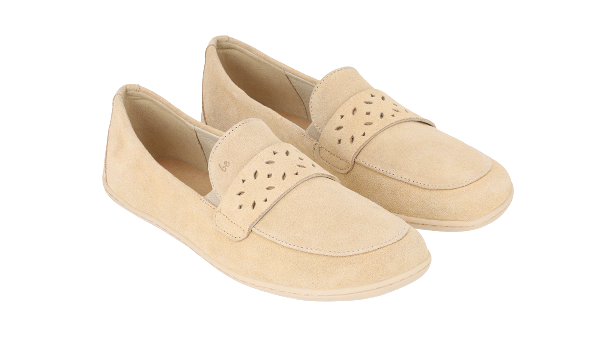 Mokassin-Barfußschuh mit verziertem Riemen, breiter Zehenbox und geschlossener Zehenpartie, schräge Vorderansicht als Paar