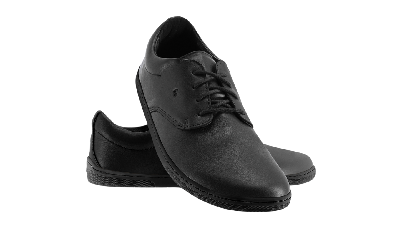 Barfußhalbschuh, schräge Vorderansicht. Paaransicht mit Schnürung, breiter Zehenbox und flacher Sohle.