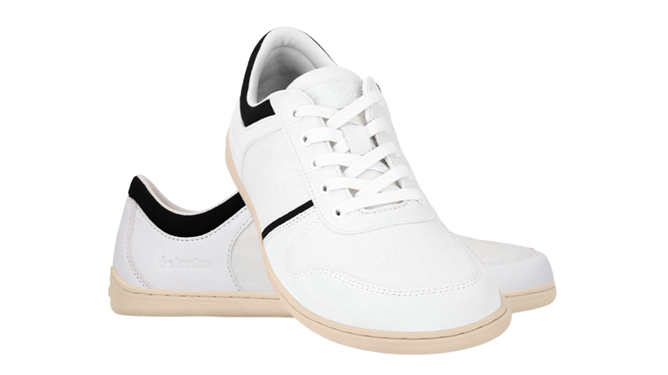 Barfußschuh, schräge Vorderansicht. Paaransicht mit Schnürung und flacher Sohle.