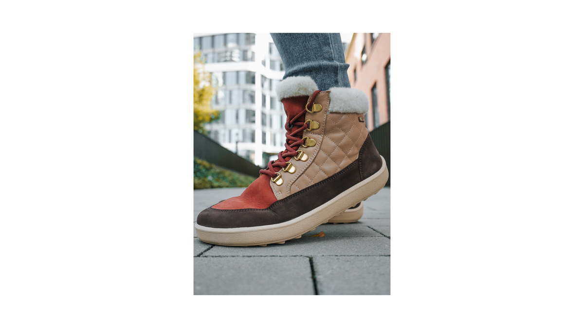 Barfußwinterschuh im getragenen Zustand, Alltagssituation im Außenbereich.