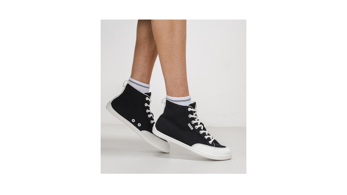 Hoher Barfußsneaker mit Schnürung, hohem Schaft und geschlossener Zehenpartie, Seitenansicht als Paar
