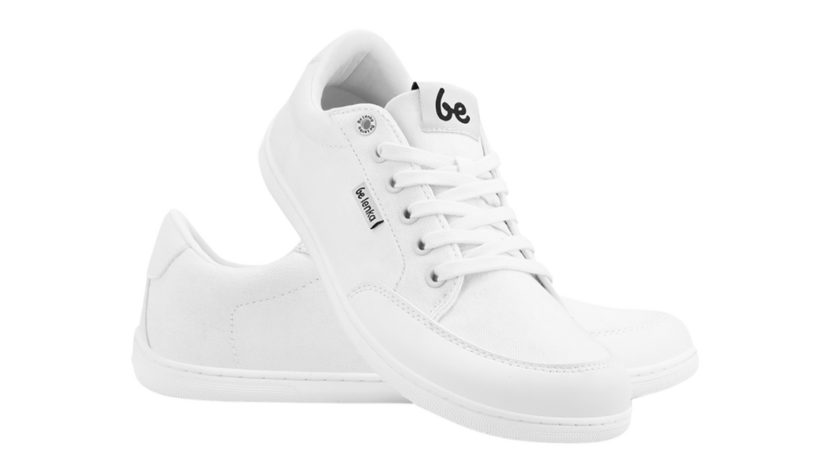Barfußsneaker, schräge Vorderansicht. Paaransicht mit Schnürung, breiter Zehenbox und flacher Sohle.