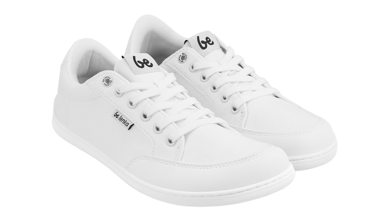 Barfußsneaker, schräge Vorderansicht. Paaransicht mit geschlossener Zehenbox und flacher Sohle.
