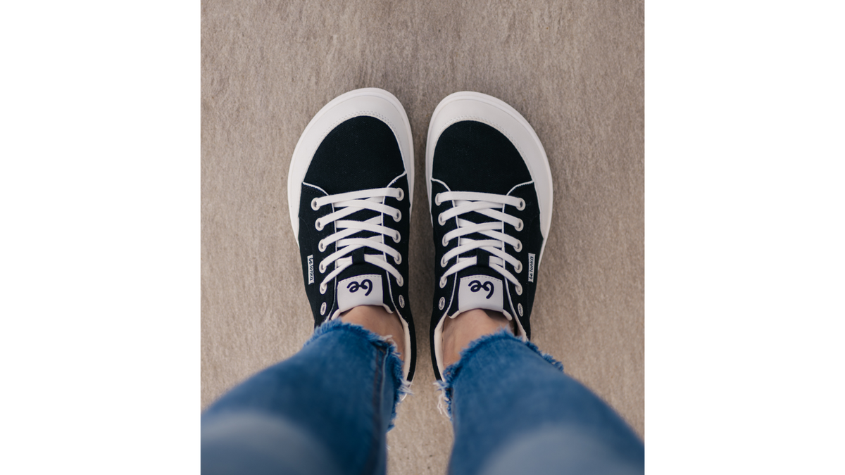 Barfußsneaker, Detailansicht. Getragene Schuhe am Fuß, Draufsicht auf Zehenbereich.