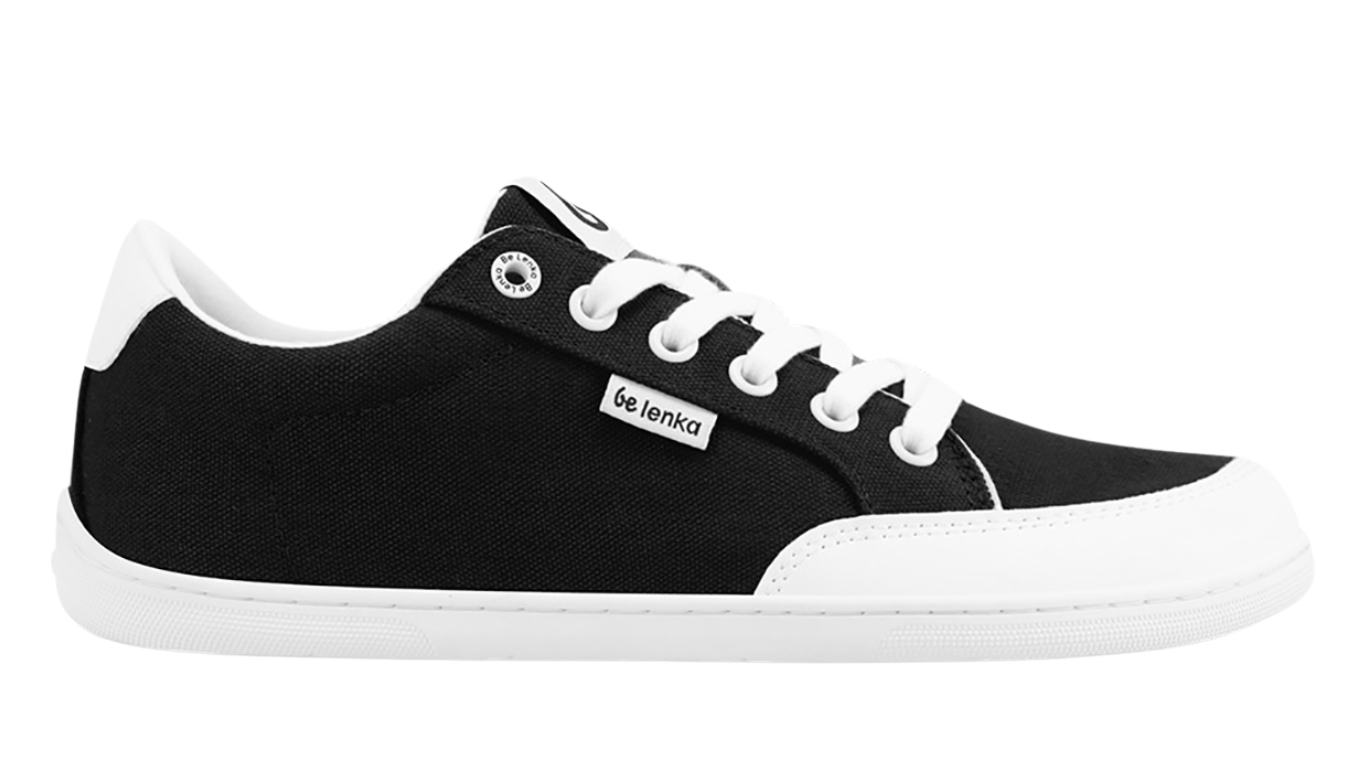 Barfußsneaker, Seitenansicht außen. Flacher Schnürschuh mit breiter Zehenbox sowie geschlossenem Zehen- und Fersenbereich.