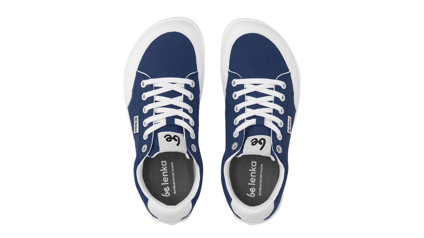 Barfußsneaker, Draufsicht. Paaransicht von oben mit Schnürung und geschlossener Zehenbox.